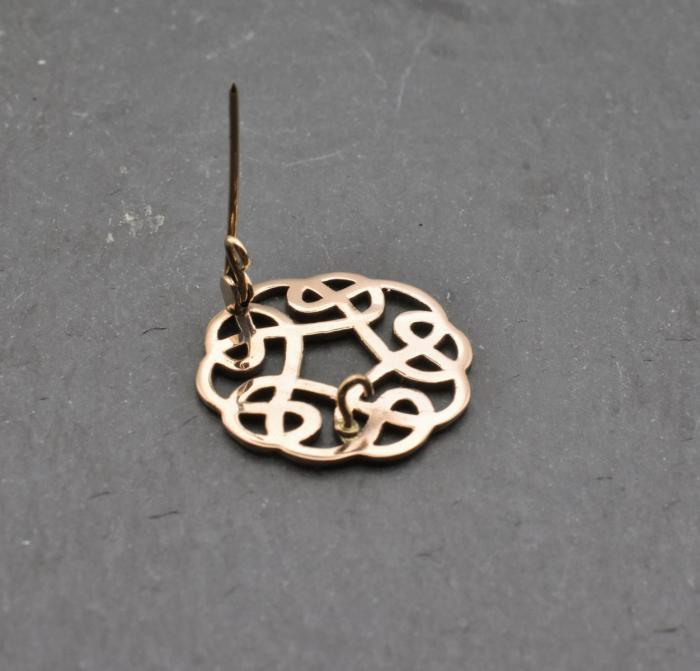 Kleine keltische Brosche aus Bronze mit geöffneter Nadel